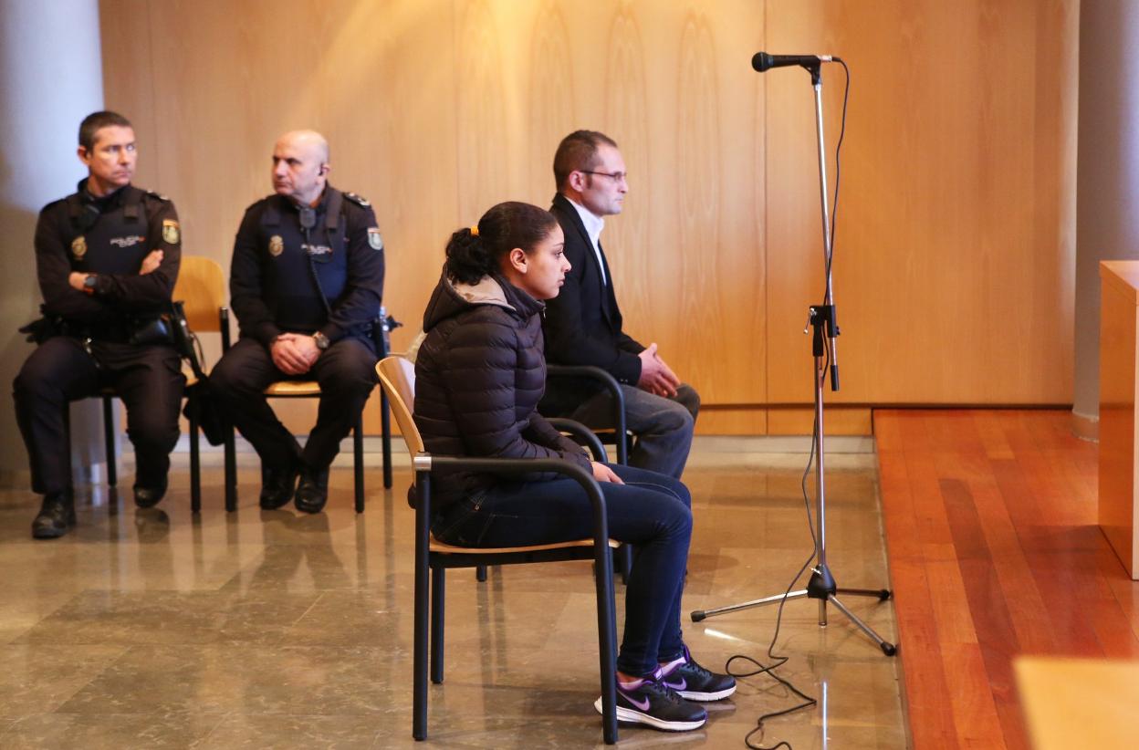 Fadila Chardoud y David Fuentes, en la Audiencia Provincial. 