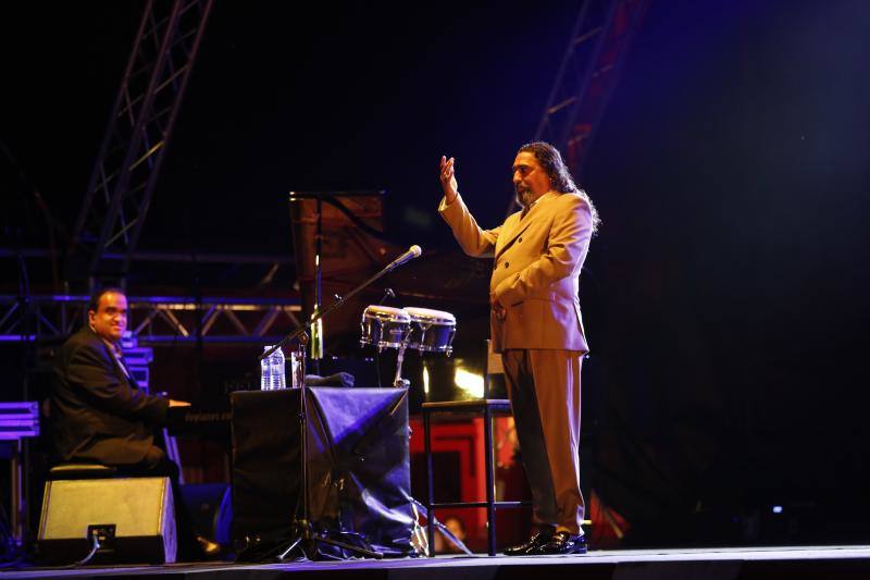 El artista actuó en la plaza de toros de El Bibio en Gijón ofreciendo un recital en el que el cantaor trató de paliar con su cercanía la distancia social impuesta por la pandemia del coronavirus.