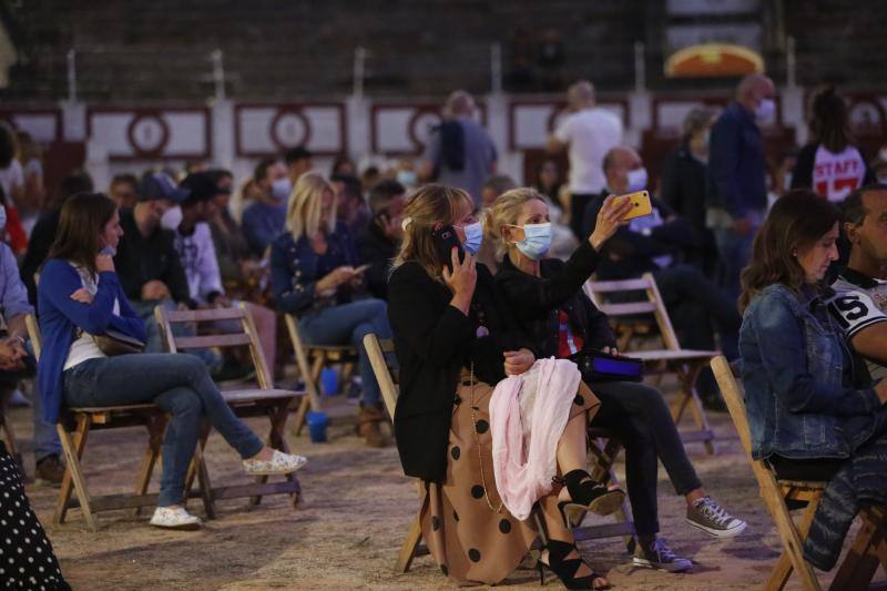 El artista actuó en la plaza de toros de El Bibio en Gijón ofreciendo un recital en el que el cantaor trató de paliar con su cercanía la distancia social impuesta por la pandemia del coronavirus.