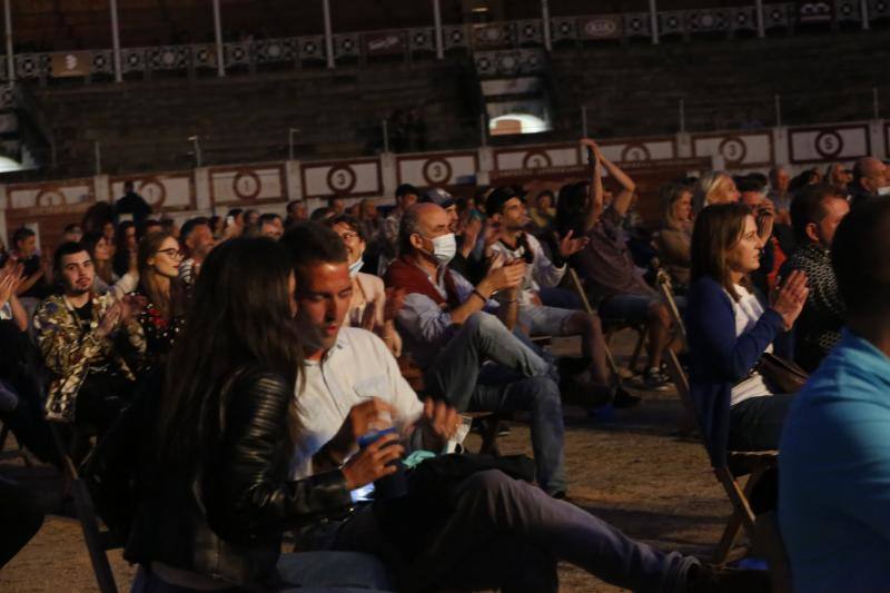 El artista actuó en la plaza de toros de El Bibio en Gijón ofreciendo un recital en el que el cantaor trató de paliar con su cercanía la distancia social impuesta por la pandemia del coronavirus.