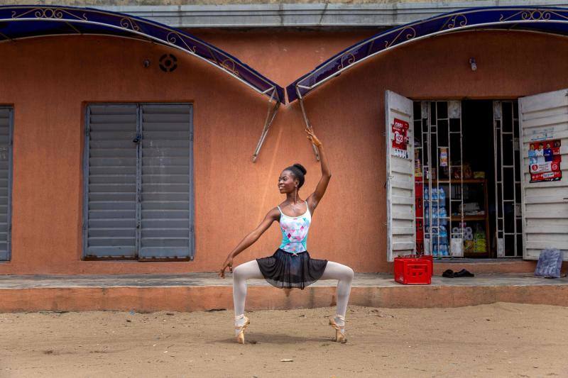 El arte de la danza no entiende de nivel adquisitivo. Por eso, en 2017 abrió sus puertas 'Leap of Dance Academy' en Lagos (Nigeria), una escuela de ballet en un distrito pobre de la extensa ciudad de Lagos, que tiene como objetivo llevar la danza clásica a niños desfavorecidos en el país más poblado de África. La escuela es una creación del amante del ballet autodidacta Daniel Ajala y ahora la academia, que Ajala financia de su propio bolsillo, tiene 12 alumnos de entre 6 y 15 años. Las lecciones son gratuitas y se proporcionan zapatos y kits a los niños, la mayoría de los cuales nunca había oído hablar del ballet antes de involucrarse.