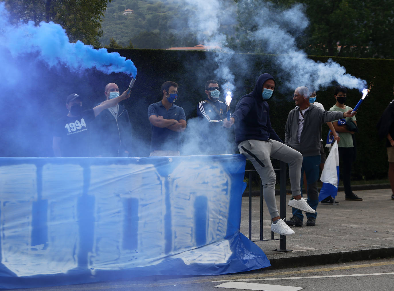 Los seguidores azules recibieron al equipo en los aledaños del Carlos Tartiere guardando distancias de seguridad y con mascarillas