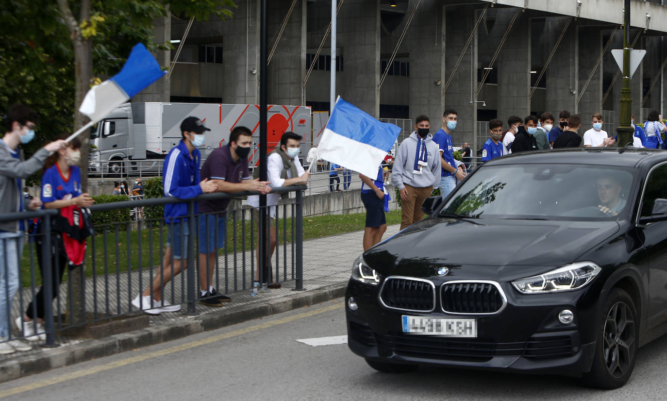 Los seguidores azules recibieron al equipo en los aledaños del Carlos Tartiere guardando distancias de seguridad y con mascarillas