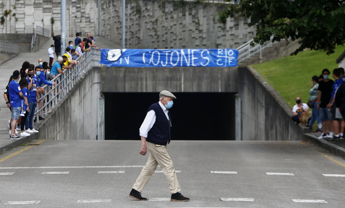 Los seguidores azules recibieron al equipo en los aledaños del Carlos Tartiere guardando distancias de seguridad y con mascarillas