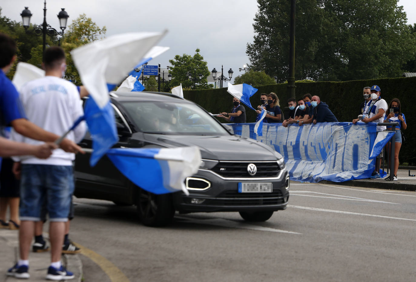 Los seguidores azules recibieron al equipo en los aledaños del Carlos Tartiere guardando distancias de seguridad y con mascarillas