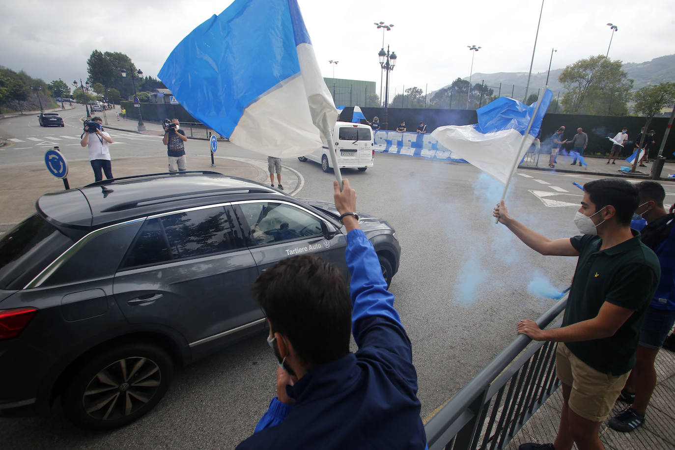 Los seguidores azules recibieron al equipo en los aledaños del Carlos Tartiere guardando distancias de seguridad y con mascarillas