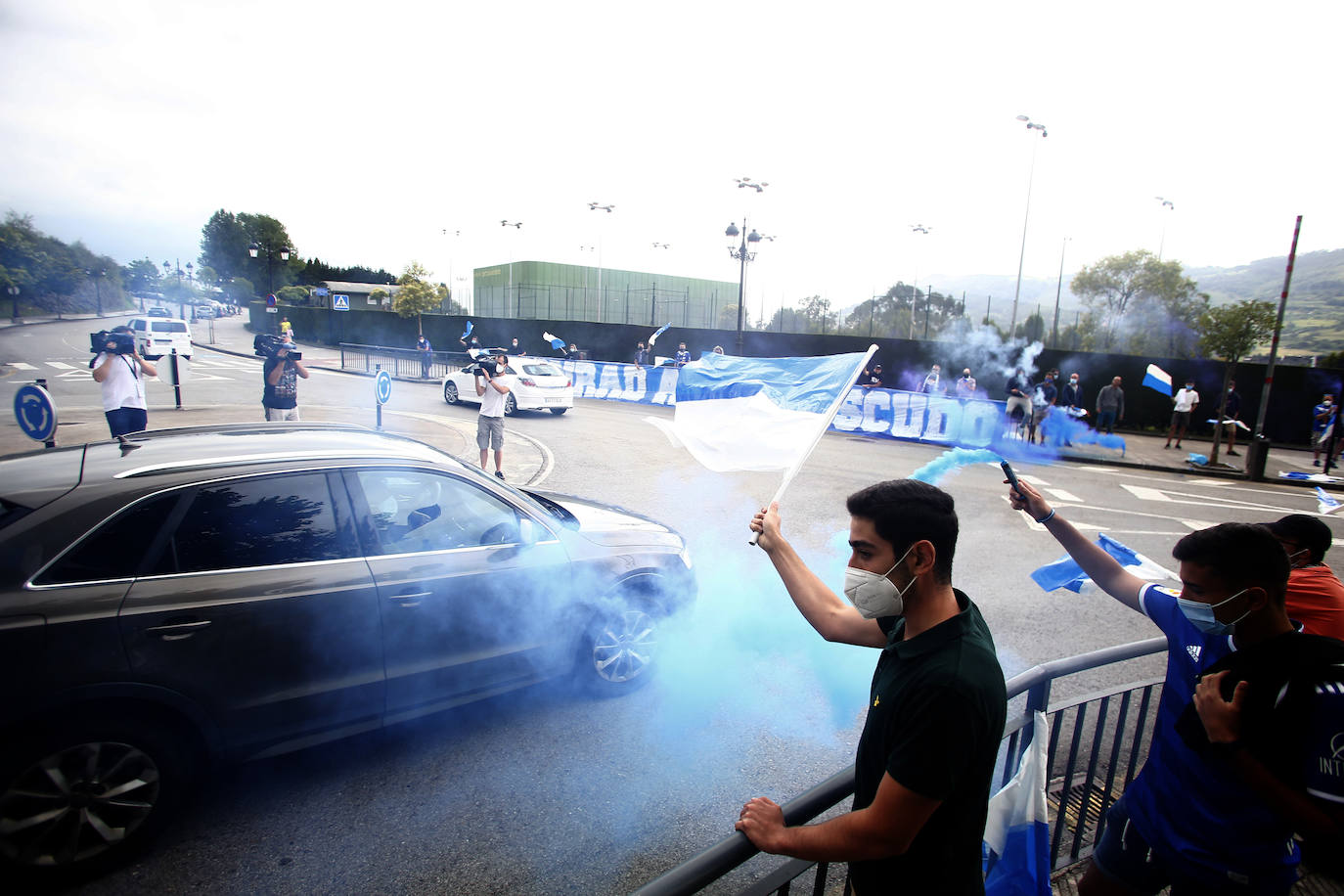 Los seguidores azules recibieron al equipo en los aledaños del Carlos Tartiere guardando distancias de seguridad y con mascarillas