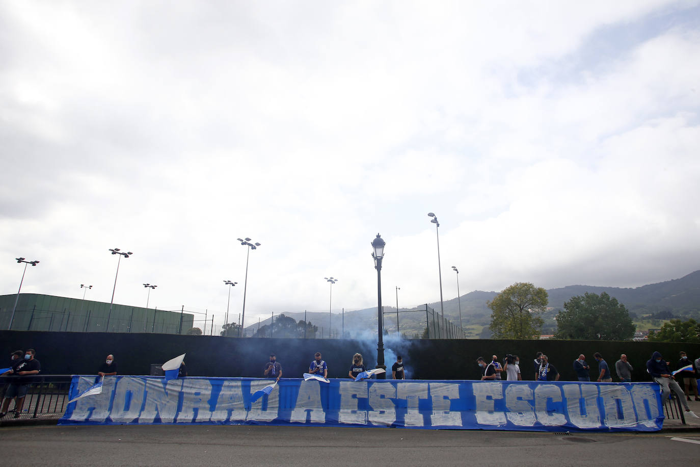 Los seguidores azules recibieron al equipo en los aledaños del Carlos Tartiere guardando distancias de seguridad y con mascarillas