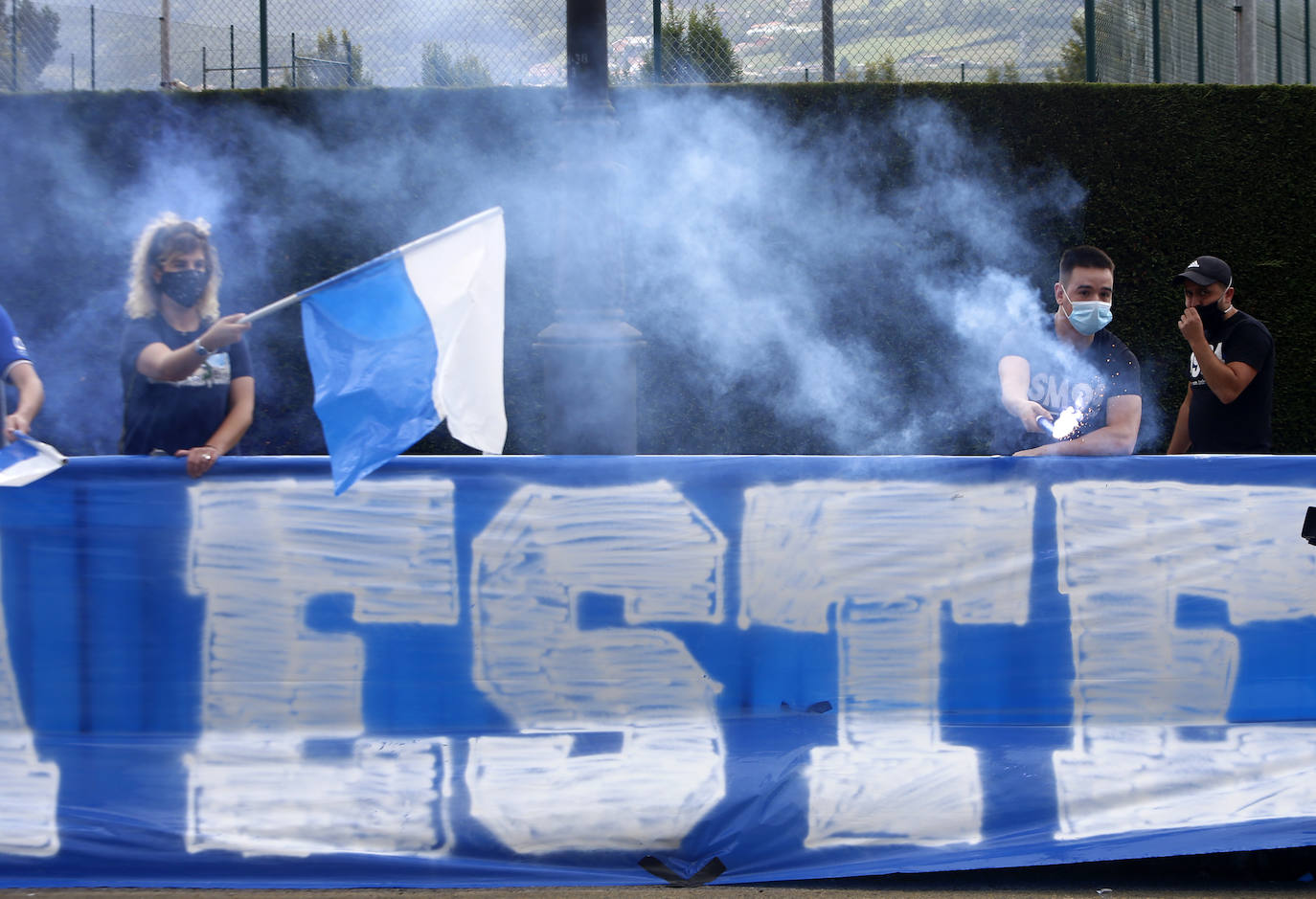 Los seguidores azules recibieron al equipo en los aledaños del Carlos Tartiere guardando distancias de seguridad y con mascarillas