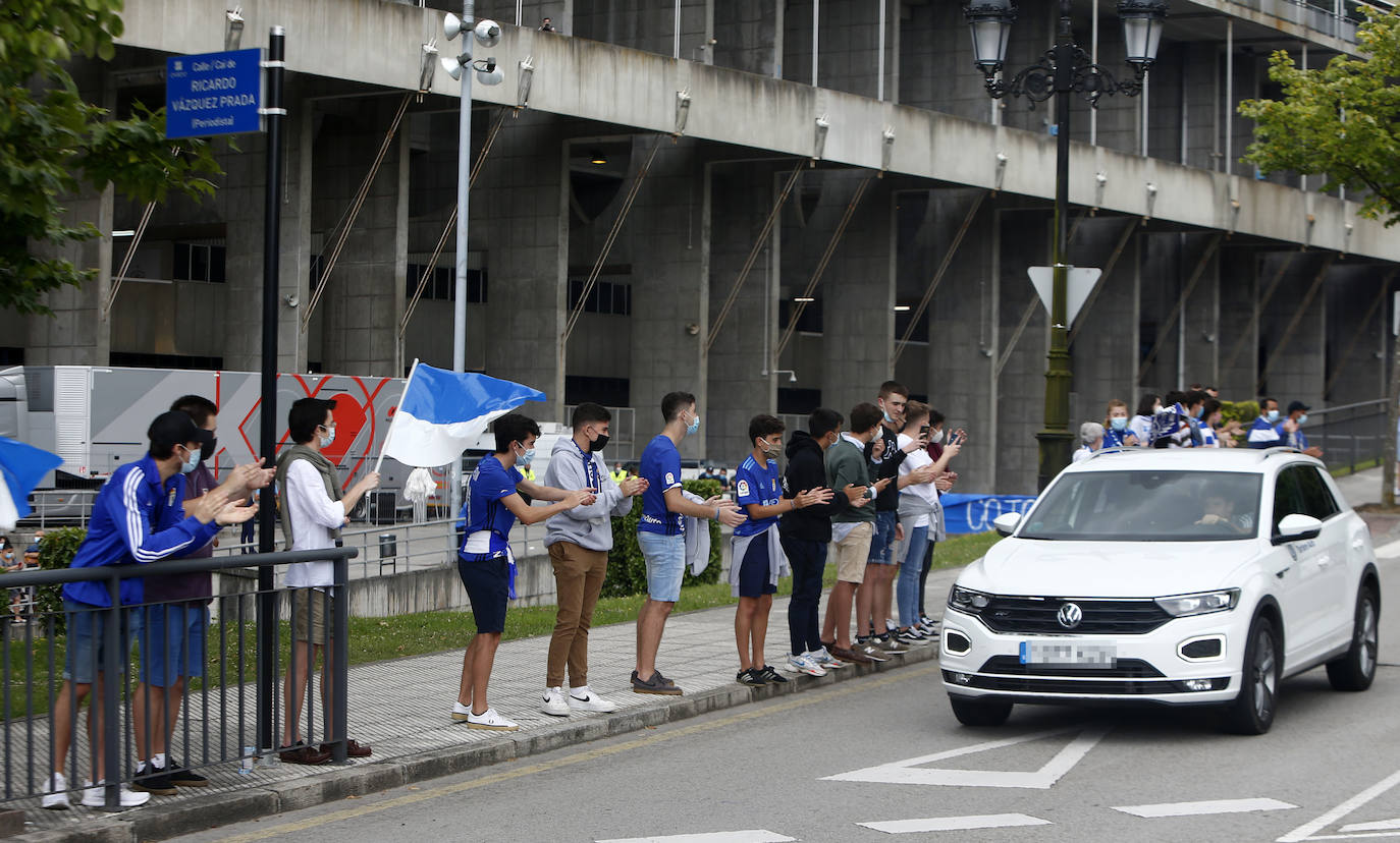 Los seguidores azules recibieron al equipo en los aledaños del Carlos Tartiere guardando distancias de seguridad y con mascarillas