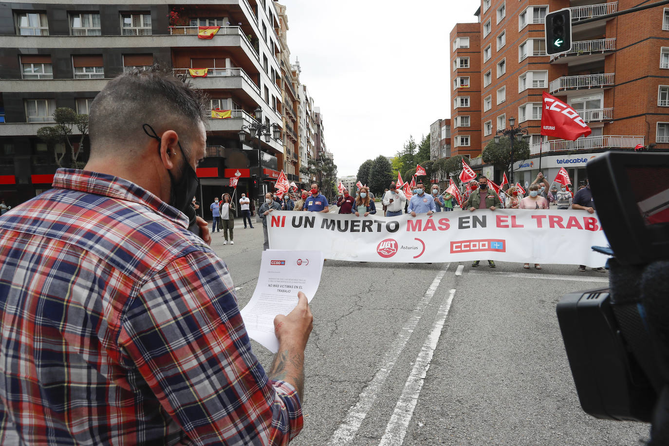'Ni un muerto más'. Bajo este lema contra la siniestralidad laboral, los sindicatos UGT y CC OO se han concentrado este miércoles en Oviedo, donde han recordado a los once trabajadores fallecidos en Asturias en lo que va de año.