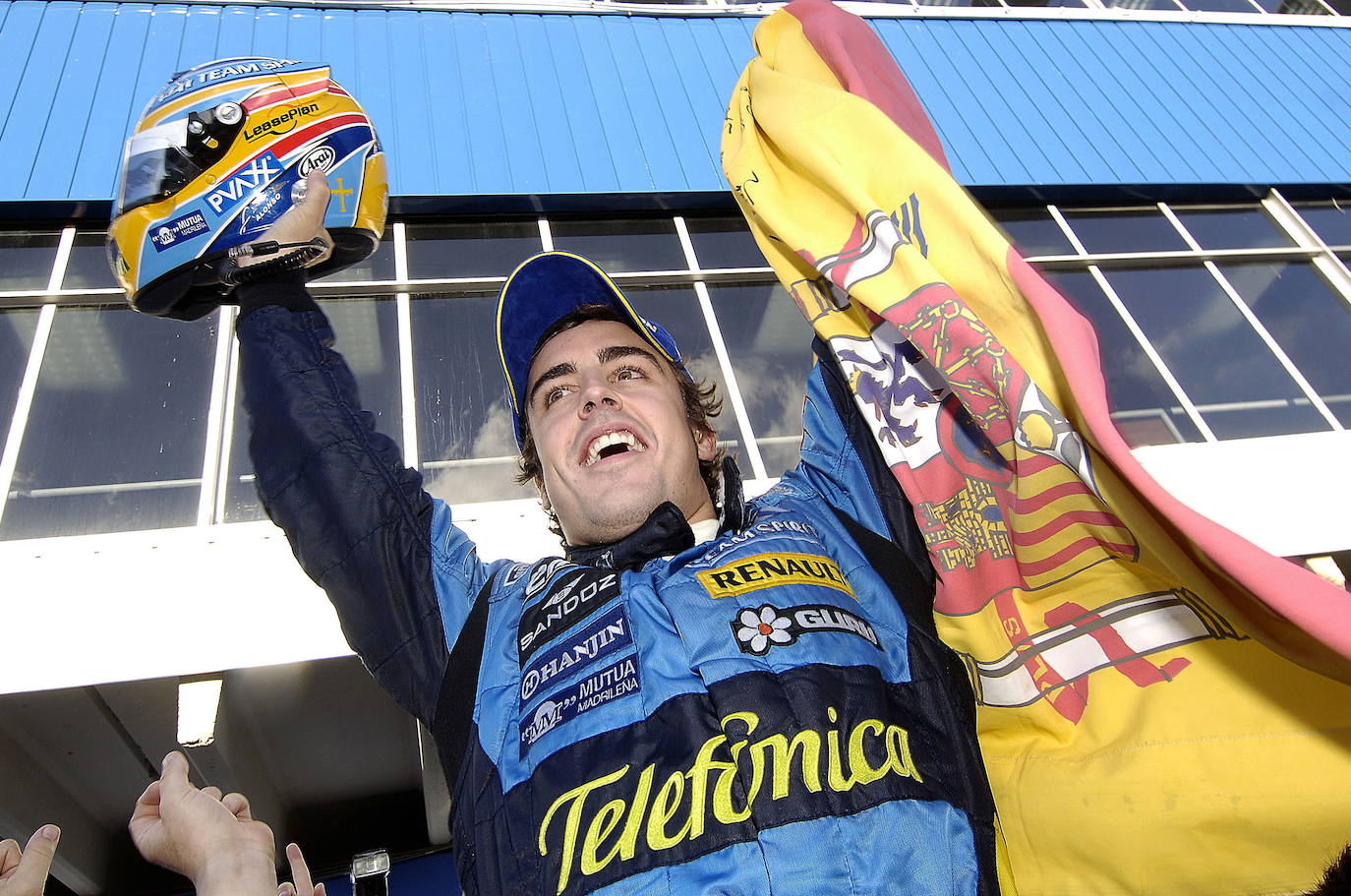 22/10/2006 | El piloto asturiano celebra su título de campeón del mundo de Fórmula 1, por segundo año consecutivo, al térmiino de la última prueba del Campeonato disputada en el circuito de Interlagos, en San Paulo