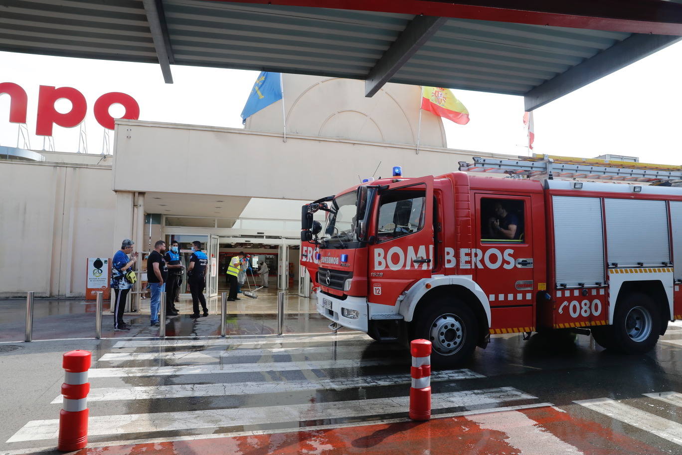 El fuego, que se inició en una freidora, obligó a desalojar la instalación y dejó una persona herida por inhalación de humo.