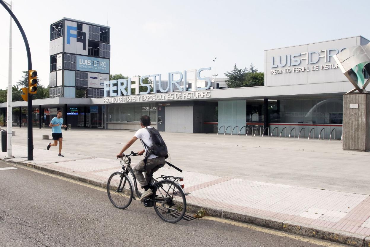 Exterior del recinto ferial Luis Adaro. 