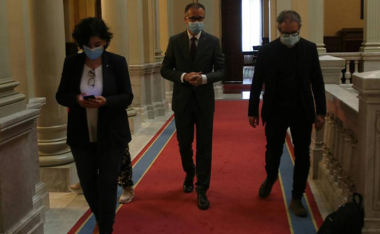 Concepción Saavedra, Pablo Fernández y Rafael Cofiño a su llegada a la comisión en la Junta General.