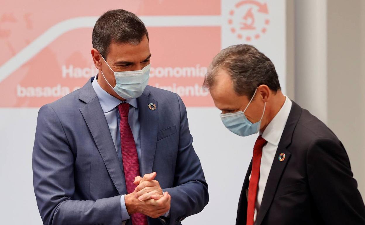 El presidente Pedro Sánchez y el ministro de Ciencia, Pedro Duque, antes de la presentación del plan. 