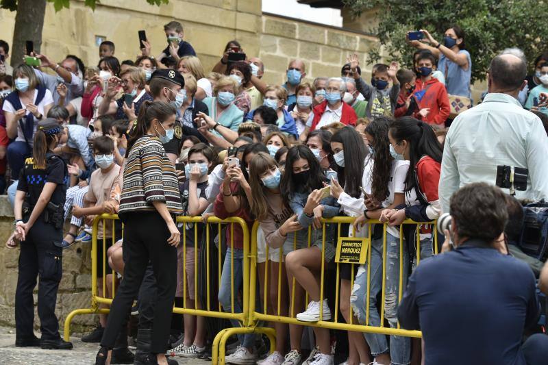 Don Felipe y doña Letizia iniciaron su periplo en Canarias como primer destino de su gira por todo el país tras el confinamiento. Después han viajado a Baleares, Andalucía, Castilla La-Macha, Comunidad Valenciana, a la Región de Murcia, Aragón y a La Rioja. Los Reyes visitarán todas las comunidades autónomas de España con el objetivo de apoyar al turismo después de la pandemia. 