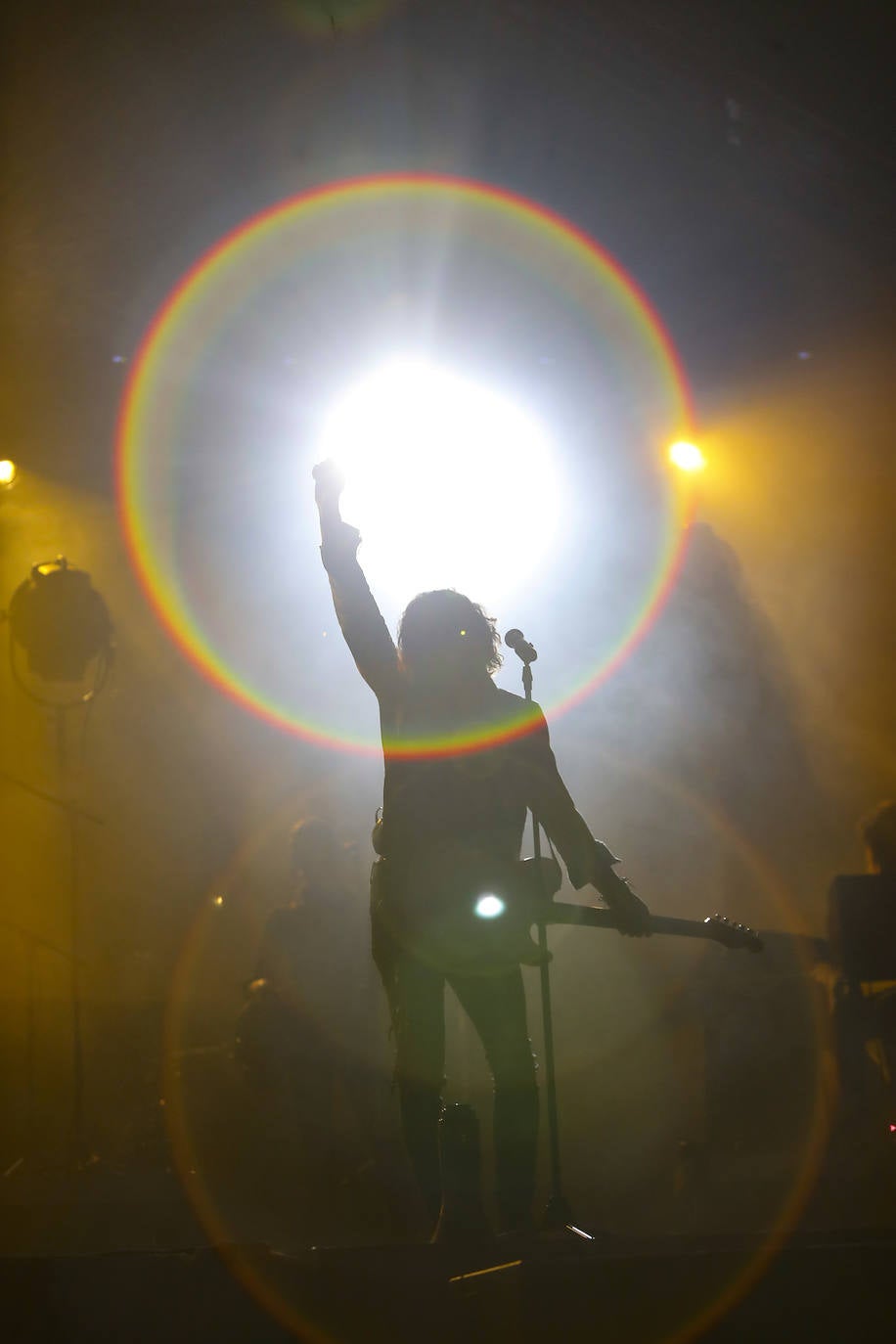 Alrededor de 400 personas se acercaron a probar su música en la ya habitual formación de sillas separadas por metro y medio del verano gijonés.