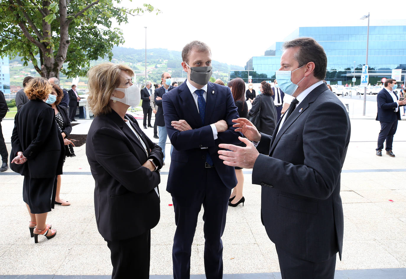 El Principado de Asturias, con su presidente Adrián barbón a la cabeza, ha rendido este viernes un sentido homenaje a las víctimas del coronavirus en la región. Todas ellas permanecerán para siempre en la memoria con los cinco tejos y la placa que desde hoy permanecen en las inmediaciones del Hospital Central Universitario, HUCA.