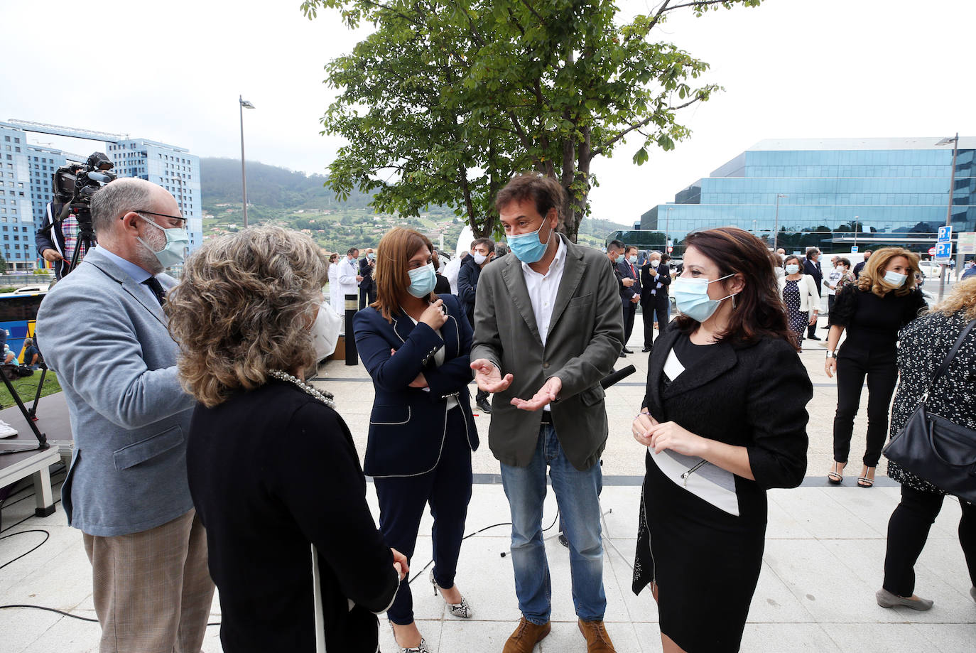 El Principado de Asturias, con su presidente Adrián barbón a la cabeza, ha rendido este viernes un sentido homenaje a las víctimas del coronavirus en la región. Todas ellas permanecerán para siempre en la memoria con los cinco tejos y la placa que desde hoy permanecen en las inmediaciones del Hospital Central Universitario, HUCA.