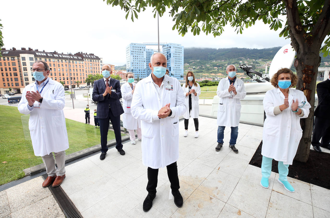 El Principado de Asturias, con su presidente Adrián barbón a la cabeza, ha rendido este viernes un sentido homenaje a las víctimas del coronavirus en la región. Todas ellas permanecerán para siempre en la memoria con los cinco tejos y la placa que desde hoy permanecen en las inmediaciones del Hospital Central Universitario, HUCA.