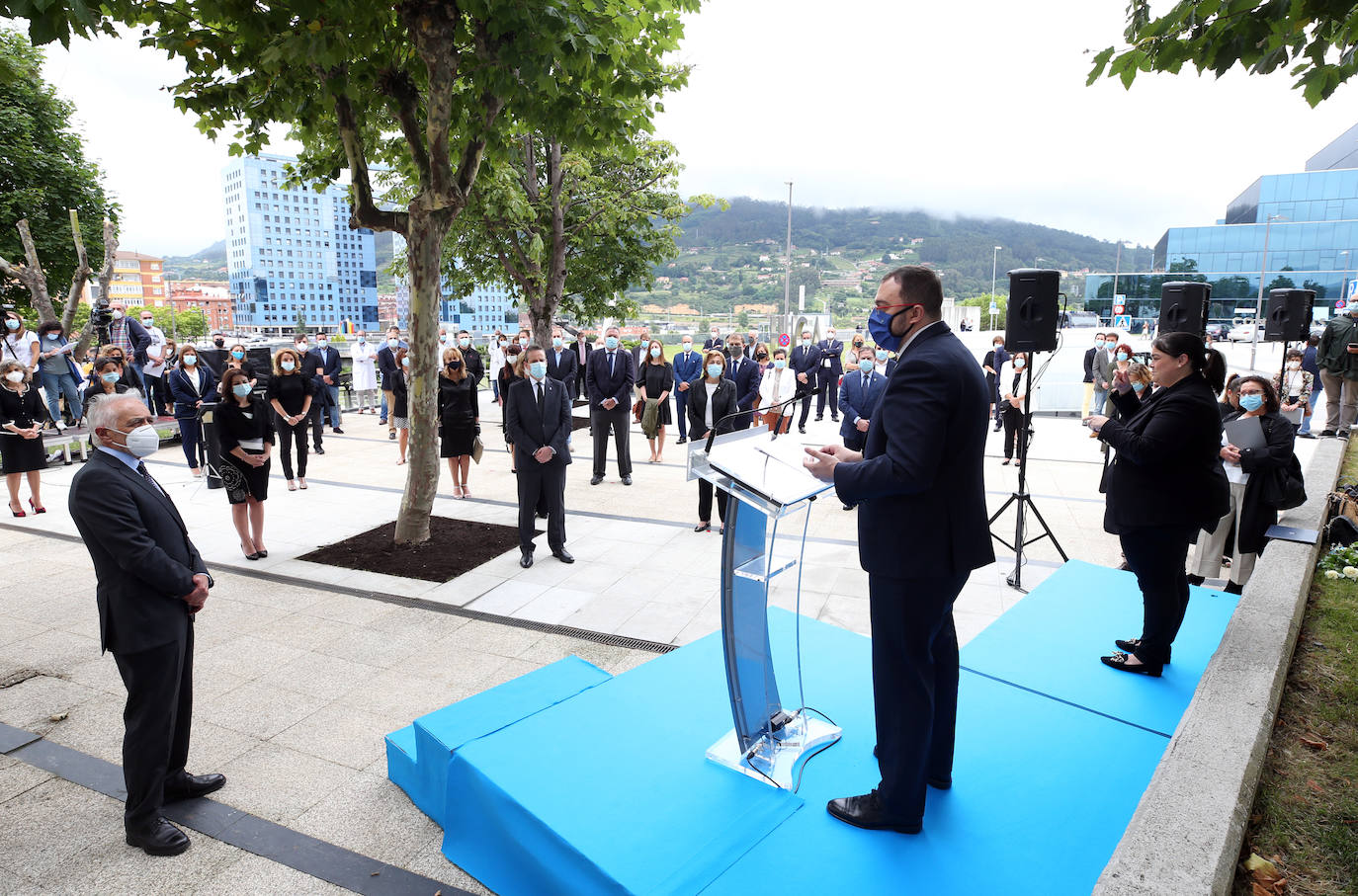 El Principado de Asturias, con su presidente Adrián barbón a la cabeza, ha rendido este viernes un sentido homenaje a las víctimas del coronavirus en la región. Todas ellas permanecerán para siempre en la memoria con los cinco tejos y la placa que desde hoy permanecen en las inmediaciones del Hospital Central Universitario, HUCA.