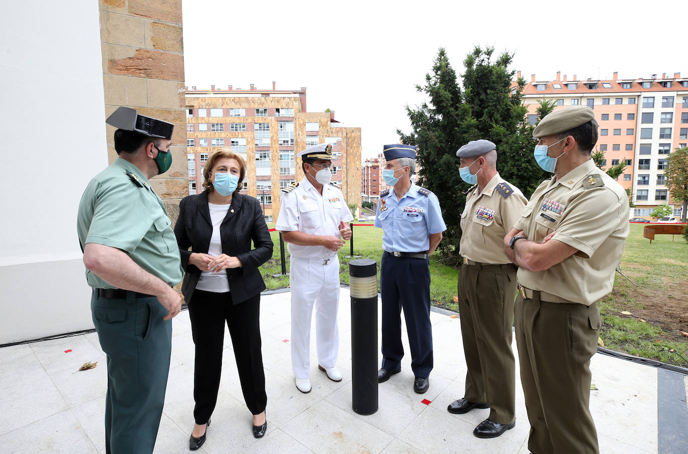 El Principado de Asturias, con su presidente Adrián barbón a la cabeza, ha rendido este viernes un sentido homenaje a las víctimas del coronavirus en la región. Todas ellas permanecerán para siempre en la memoria con los cinco tejos y la placa que desde hoy permanecen en las inmediaciones del Hospital Central Universitario, HUCA.