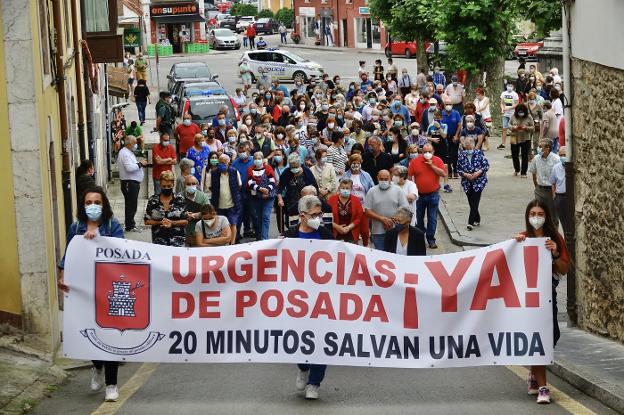 Marcha vecinal por las calles de Posada de Llanes para reclamar la reapertura de urgencias. 