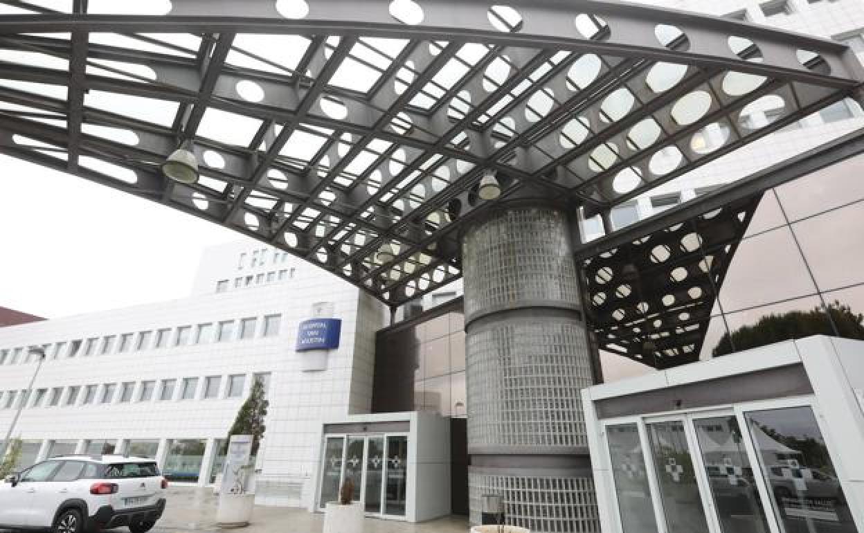 Entrada principal del Hospital San Agustín de Avilés.