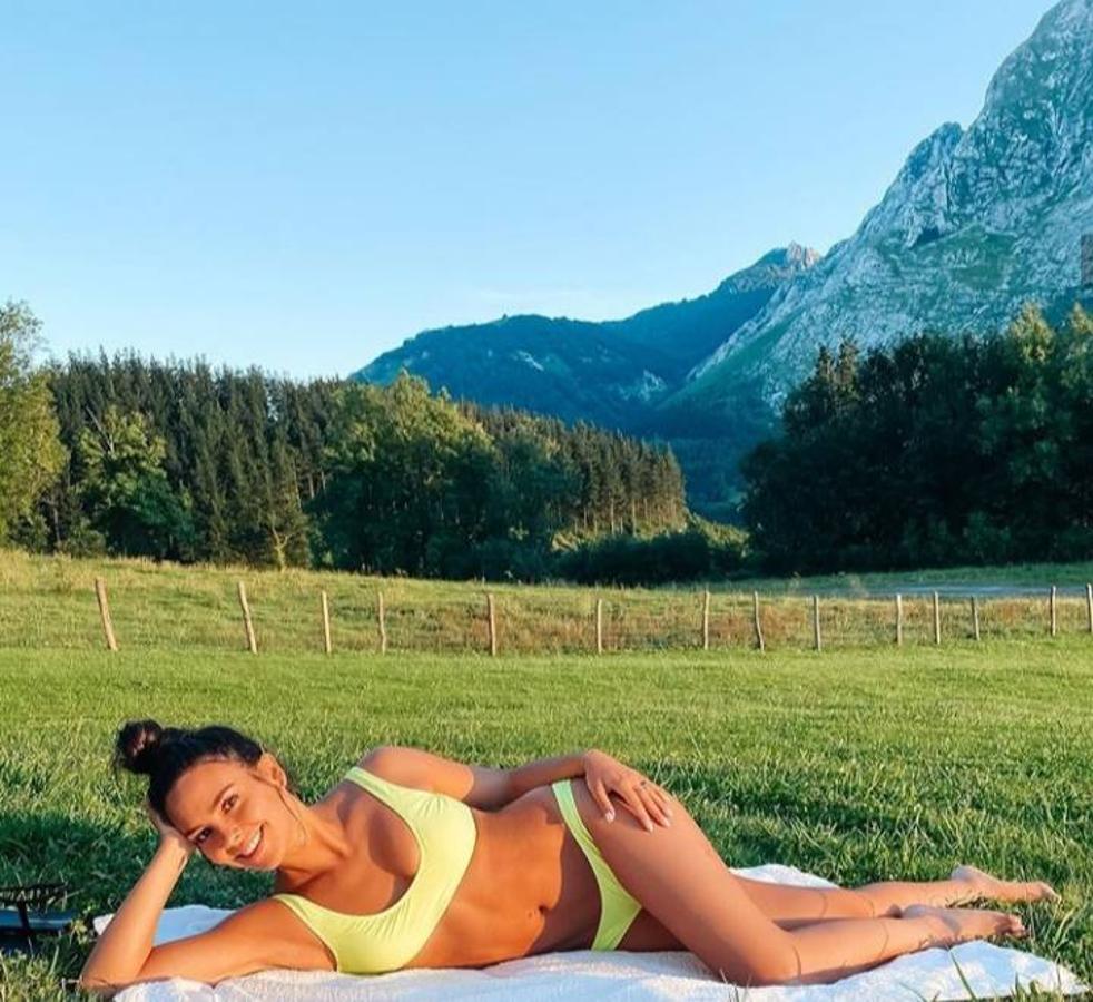 Este verano está siendo uno de los más atípicos, pero también de los más deseados y, aunque los posados en bikini y bañador se han hecho esperar más que otros años, ahora con las playas y las piscinas ya abiertas al público, podemos decir que el verano de verdad ya ha llegado. Y para quienes aún estén pensando en hacerse con un bañador o un bikini para estos meses de calor y aún no tengan claro por qué diseños decantarse. Les aconsejamos que echen un vistazo a esta selección de bikinis y bañadores con los que han posado las famosas y las influencers estas semanas. Destacan los biquinis con cintura alta y estilo retro, los estampados de lunares, los multicolor y hasta los modelos más clásicos. ¡Toma nota!