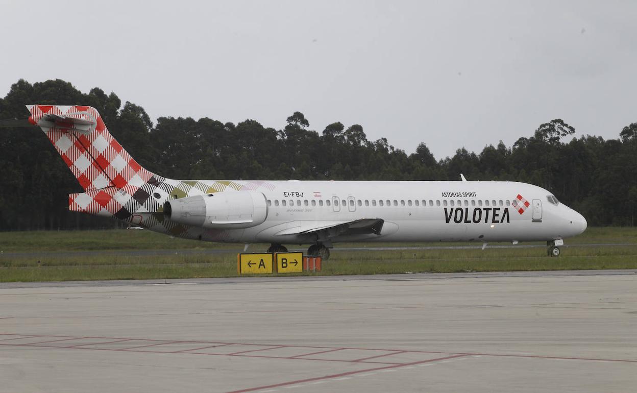Un avión de Volotea, en la pista del aeropuerto de Asturias. 