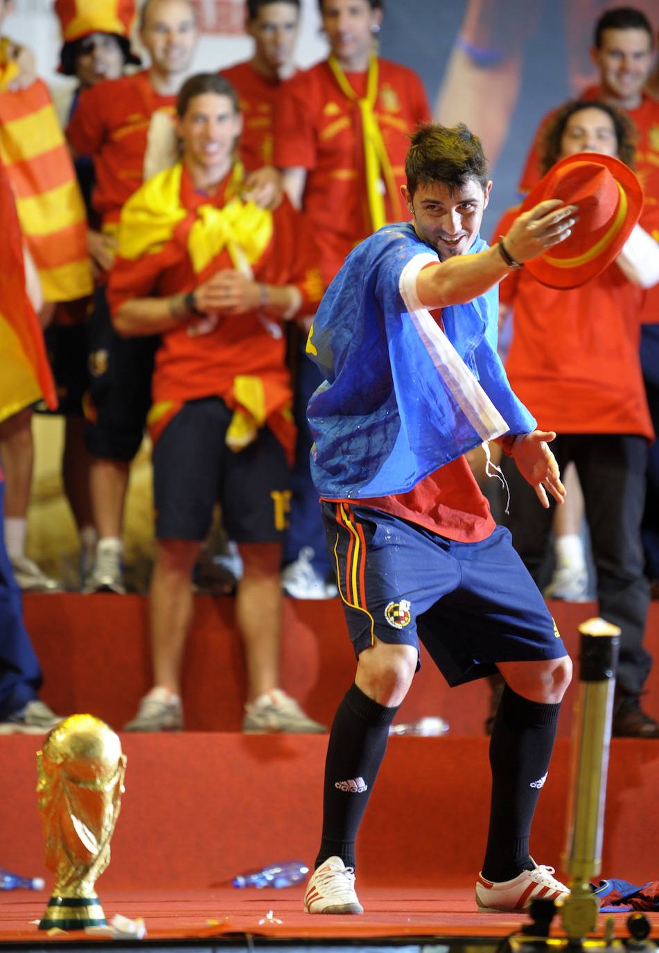 1 de julio de 2010. Estadio Soccer City de Johannesburgo. Fecha y escenario imborrable para la historia del fútbol español. Este sábado se celebra el décimo aniversario del día en que la Roja alcanzó la cima del mundo. España, tras noventa años de sinsabores, de encadenar decepciones y frustraciones, se proclamaba por fin campeona mundial. Un gol de Andrés Iniesta a los 116 minutos, con un disparo cruzado, sellaba el 1-0 sobre Holanda que coronaba a una generación dorada que 'levantó' Luis Aragonés para devolverla al centro europeo dos años antes en Viena y que después guió con su templanza Vicente del Bosque. 