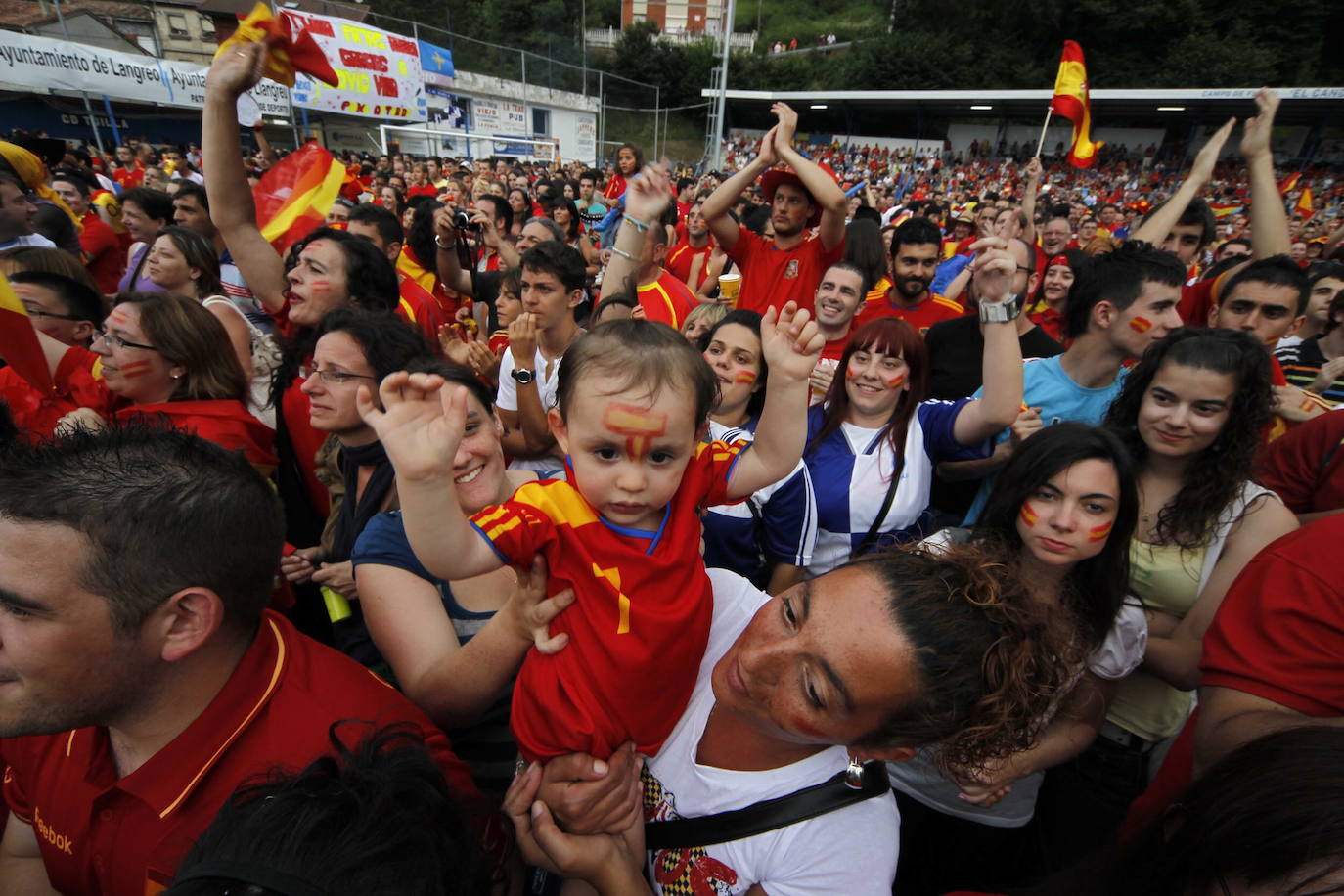 1 de julio de 2010. Estadio Soccer City de Johannesburgo. Fecha y escenario imborrable para la historia del fútbol español. Este sábado se celebra el décimo aniversario del día en que la Roja alcanzó la cima del mundo. España, tras noventa años de sinsabores, de encadenar decepciones y frustraciones, se proclamaba por fin campeona mundial. Un gol de Andrés Iniesta a los 116 minutos, con un disparo cruzado, sellaba el 1-0 sobre Holanda que coronaba a una generación dorada que 'levantó' Luis Aragonés para devolverla al centro europeo dos años antes en Viena y que después guió con su templanza Vicente del Bosque. 