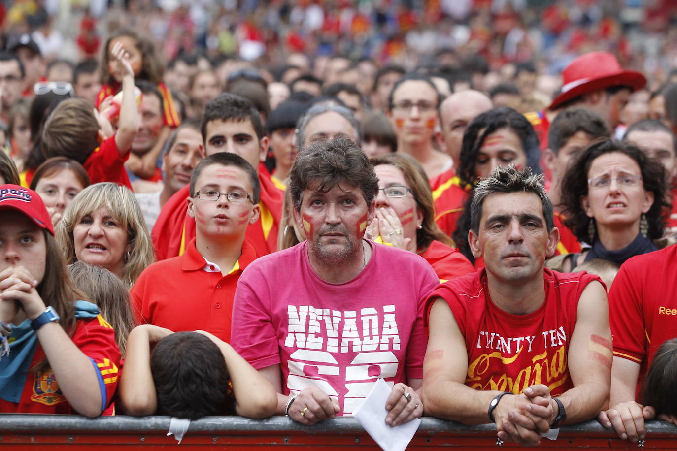 1 de julio de 2010. Estadio Soccer City de Johannesburgo. Fecha y escenario imborrable para la historia del fútbol español. Este sábado se celebra el décimo aniversario del día en que la Roja alcanzó la cima del mundo. España, tras noventa años de sinsabores, de encadenar decepciones y frustraciones, se proclamaba por fin campeona mundial. Un gol de Andrés Iniesta a los 116 minutos, con un disparo cruzado, sellaba el 1-0 sobre Holanda que coronaba a una generación dorada que 'levantó' Luis Aragonés para devolverla al centro europeo dos años antes en Viena y que después guió con su templanza Vicente del Bosque. 