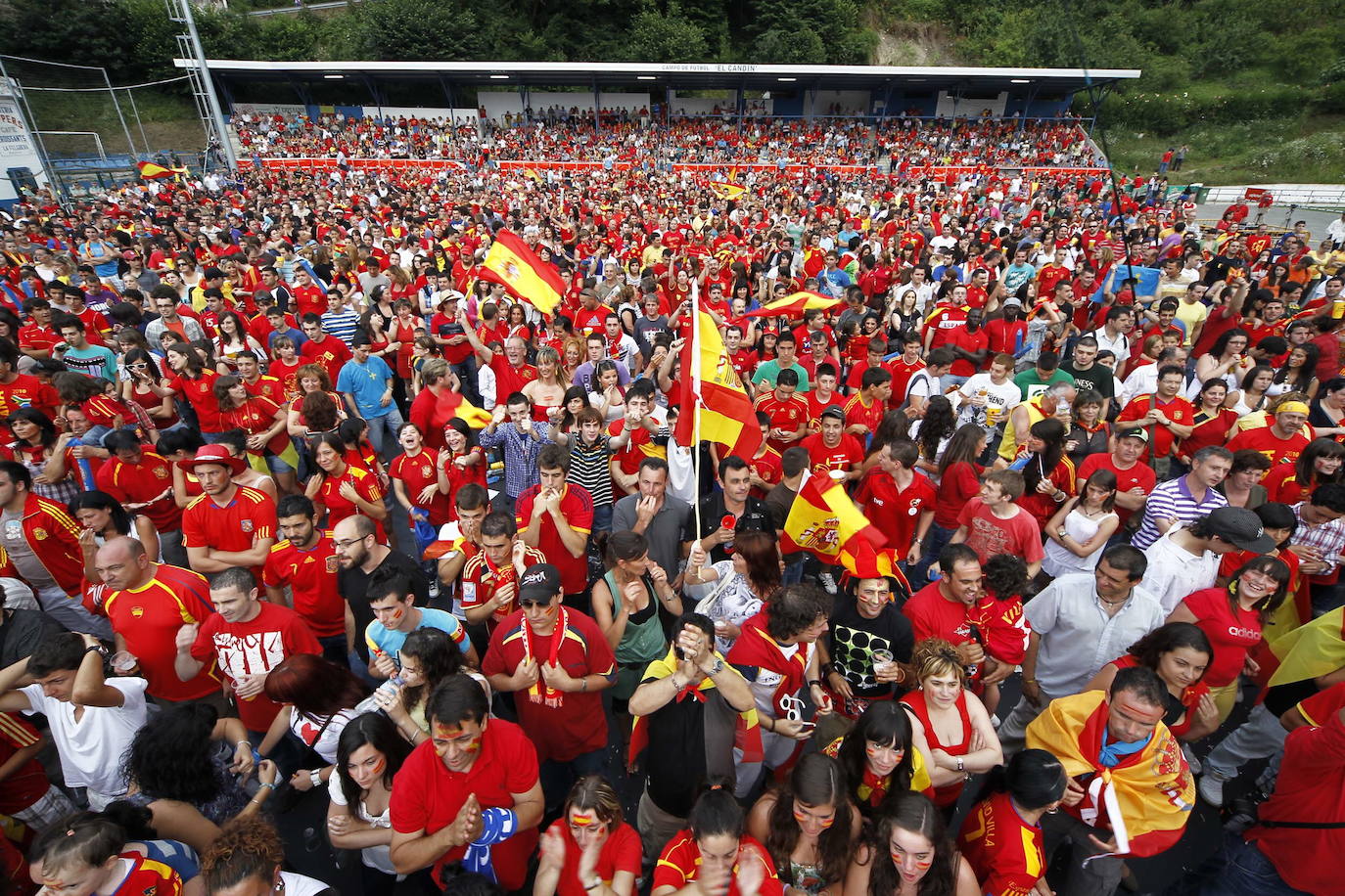 1 de julio de 2010. Estadio Soccer City de Johannesburgo. Fecha y escenario imborrable para la historia del fútbol español. Este sábado se celebra el décimo aniversario del día en que la Roja alcanzó la cima del mundo. España, tras noventa años de sinsabores, de encadenar decepciones y frustraciones, se proclamaba por fin campeona mundial. Un gol de Andrés Iniesta a los 116 minutos, con un disparo cruzado, sellaba el 1-0 sobre Holanda que coronaba a una generación dorada que 'levantó' Luis Aragonés para devolverla al centro europeo dos años antes en Viena y que después guió con su templanza Vicente del Bosque. 