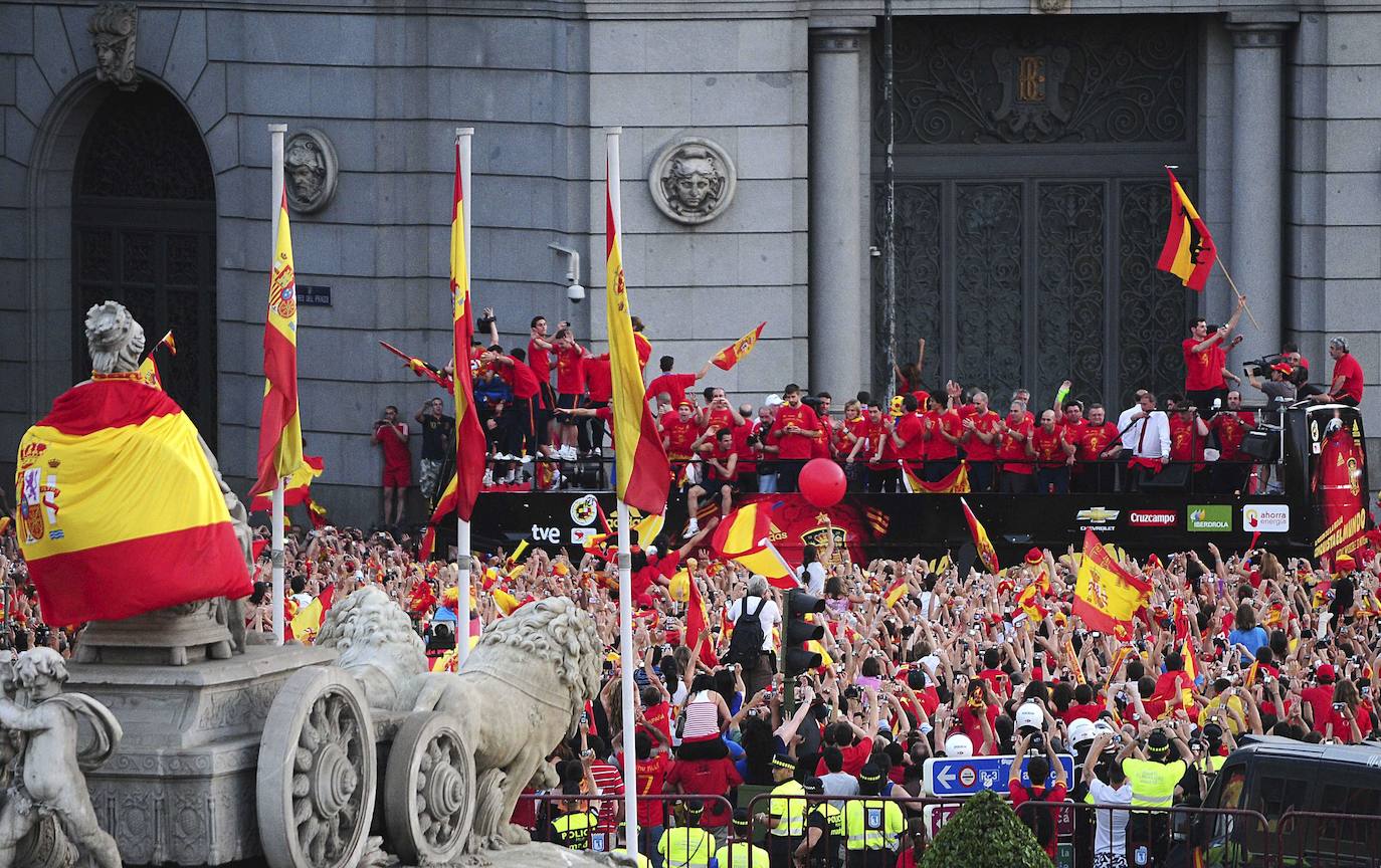 1 de julio de 2010. Estadio Soccer City de Johannesburgo. Fecha y escenario imborrable para la historia del fútbol español. Este sábado se celebra el décimo aniversario del día en que la Roja alcanzó la cima del mundo. España, tras noventa años de sinsabores, de encadenar decepciones y frustraciones, se proclamaba por fin campeona mundial. Un gol de Andrés Iniesta a los 116 minutos, con un disparo cruzado, sellaba el 1-0 sobre Holanda que coronaba a una generación dorada que 'levantó' Luis Aragonés para devolverla al centro europeo dos años antes en Viena y que después guió con su templanza Vicente del Bosque. 