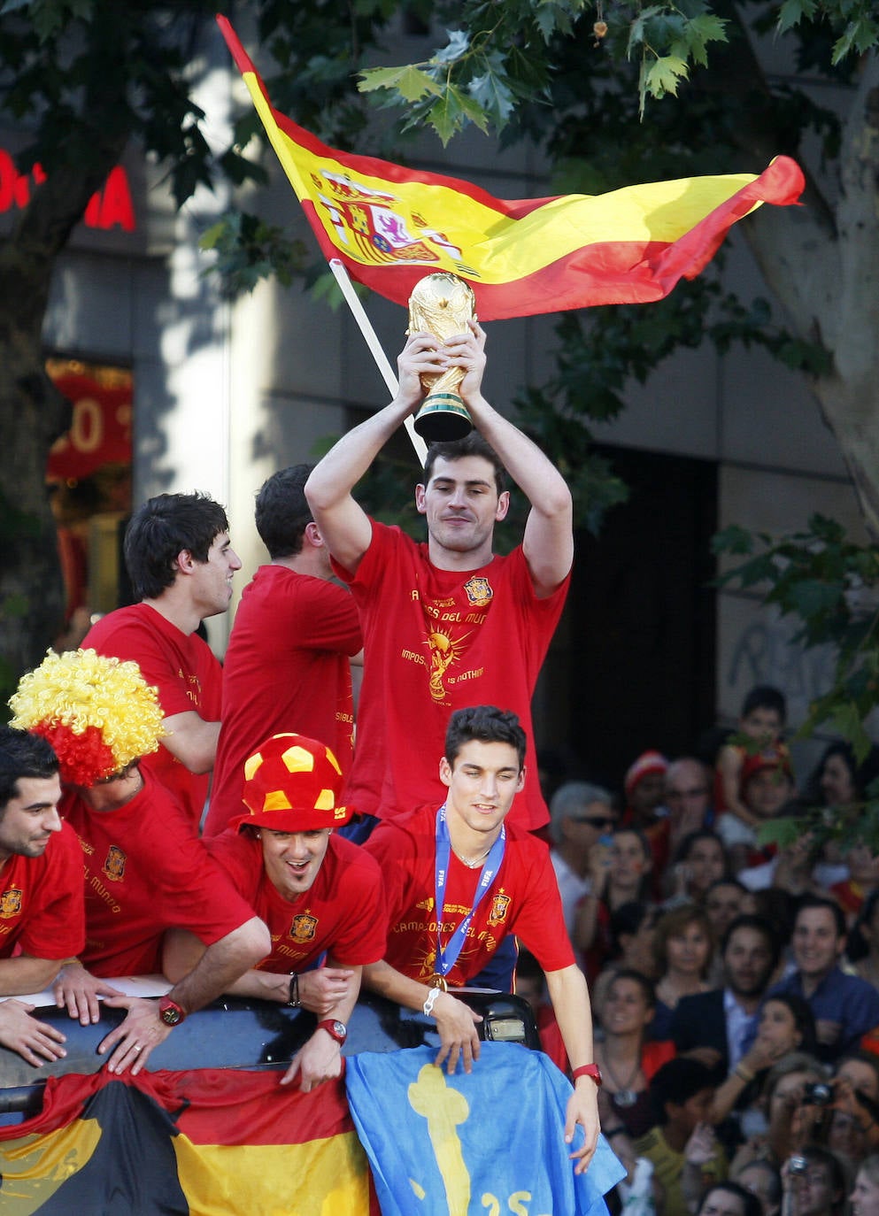 1 de julio de 2010. Estadio Soccer City de Johannesburgo. Fecha y escenario imborrable para la historia del fútbol español. Este sábado se celebra el décimo aniversario del día en que la Roja alcanzó la cima del mundo. España, tras noventa años de sinsabores, de encadenar decepciones y frustraciones, se proclamaba por fin campeona mundial. Un gol de Andrés Iniesta a los 116 minutos, con un disparo cruzado, sellaba el 1-0 sobre Holanda que coronaba a una generación dorada que 'levantó' Luis Aragonés para devolverla al centro europeo dos años antes en Viena y que después guió con su templanza Vicente del Bosque. 