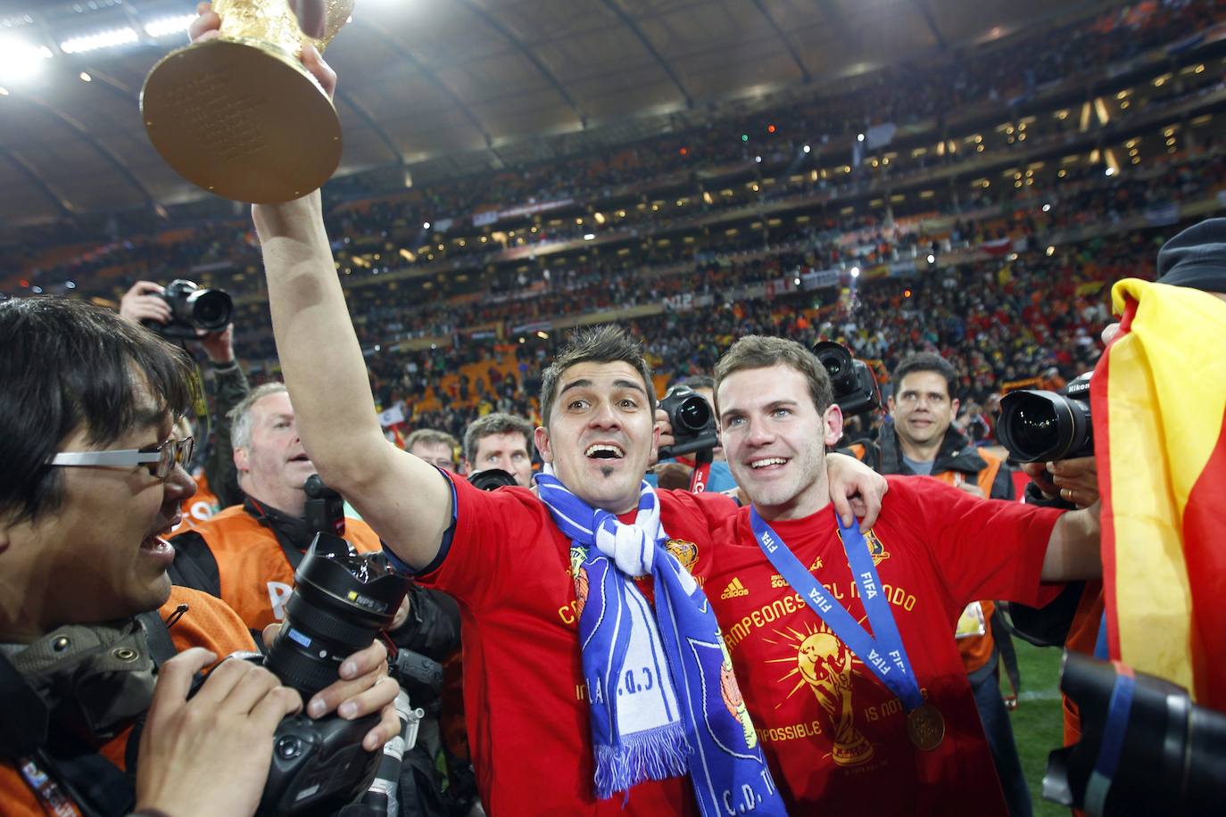 1 de julio de 2010. Estadio Soccer City de Johannesburgo. Fecha y escenario imborrable para la historia del fútbol español. Este sábado se celebra el décimo aniversario del día en que la Roja alcanzó la cima del mundo. España, tras noventa años de sinsabores, de encadenar decepciones y frustraciones, se proclamaba por fin campeona mundial. Un gol de Andrés Iniesta a los 116 minutos, con un disparo cruzado, sellaba el 1-0 sobre Holanda que coronaba a una generación dorada que 'levantó' Luis Aragonés para devolverla al centro europeo dos años antes en Viena y que después guió con su templanza Vicente del Bosque. 