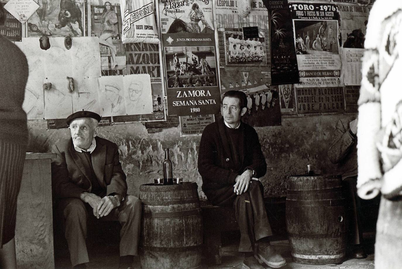 Se ha inaugurado en el Museo Etnográfico del Oriente de Asturias, en Porrúa (Llanes), la exposición 'Juan Ardisana. Fotografías del oriente de Asturias, 1977-1990', organizada por este museo y el Muséu del Pueblu d'Asturies, dentro de las actividades de la Red de Museos Etnográficos de Asturias. En esta exposición se muestra por primera vez al público la obra más personal de este fotógrafo aficionado, riosellano de nacimiento y llanisco de adopción, que pocas fiestas del oriente asturiano dejó por recorrer. Se exponen 46 positivos fotográficos en blanco y negro y color, así como un audiovisual con cincuenta fotografías, que se han seleccionado del fondo fotográfico que Juan Ardisana ha donado al Muséu del Pueblu d'Asturies, formado en la actualidad por un total de 215 fotografías.