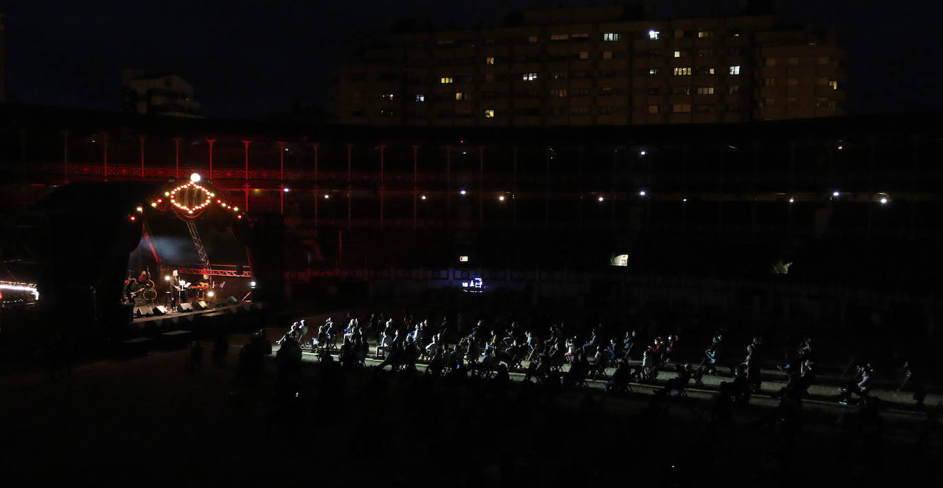 Fotos: Loquillo lanza en Gijón su conjura de lírica para los malos tiempos