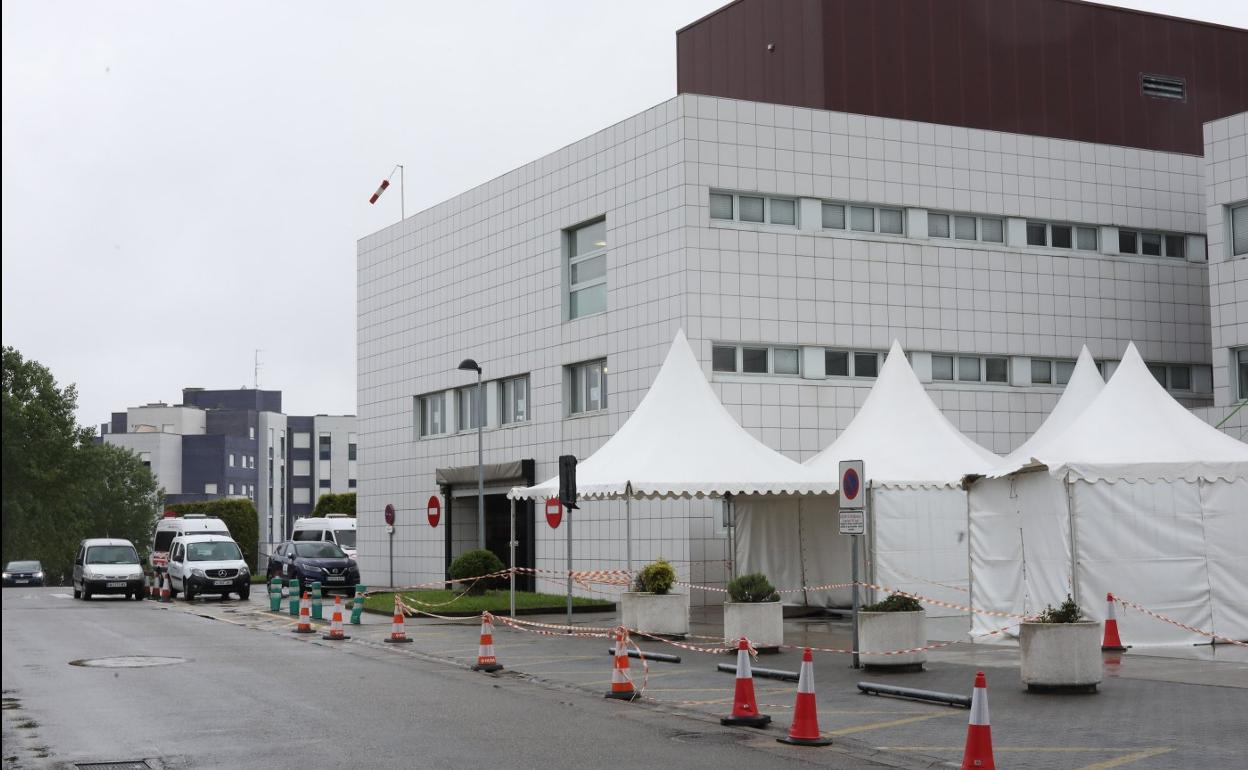 AutoCOVID del Hospital San Agustín, donde está ingresada la mujer de 52 años que dio positivo. / MARIETA