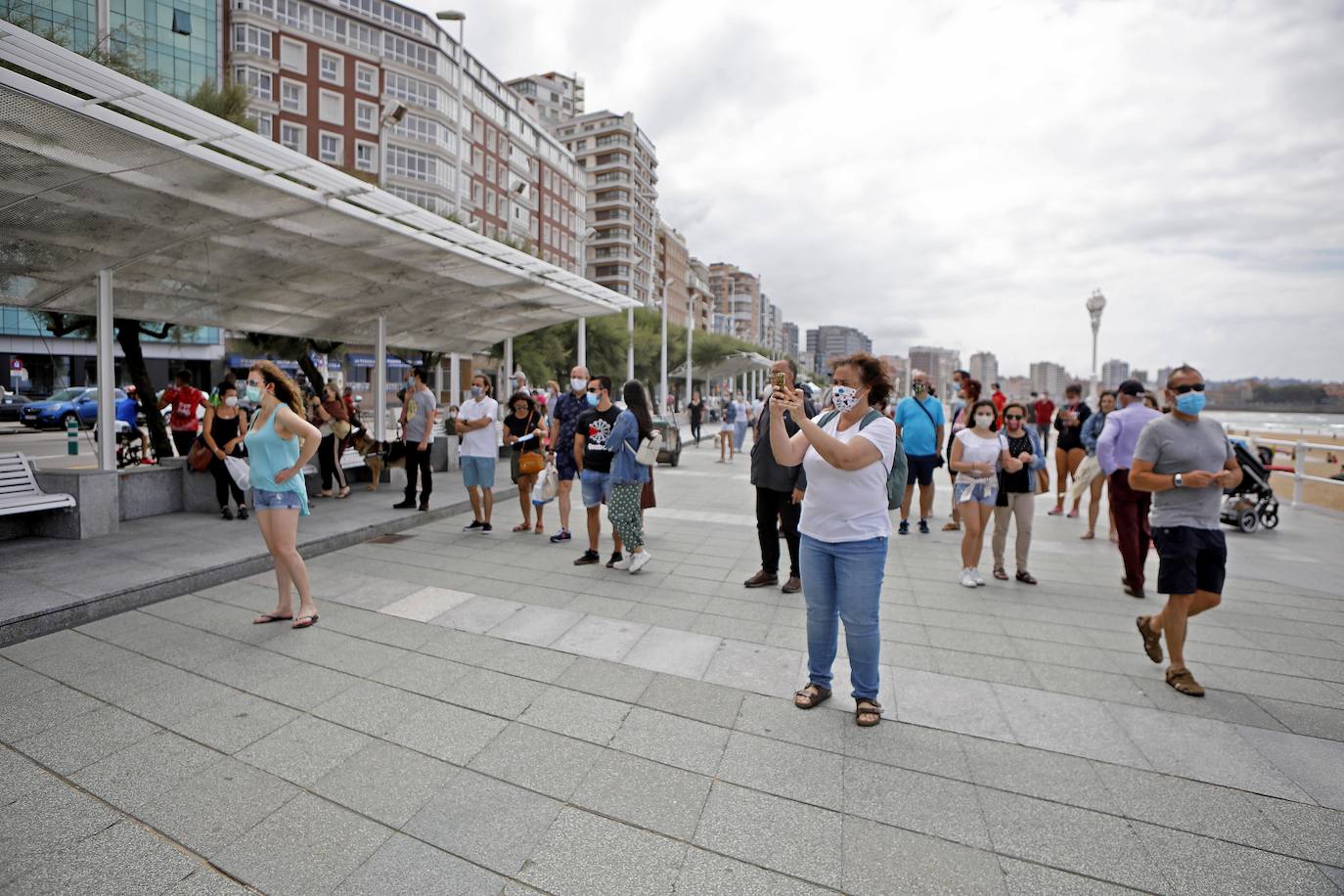 Los Tedax se llevaron una pieza metálica hallada en el arenal ante la posibilidad de que formara parte de un obús y la Policía acordonó cerca de dos horas parte de la playa gijonesa. Finalmente se trata de una bengala de submarino.