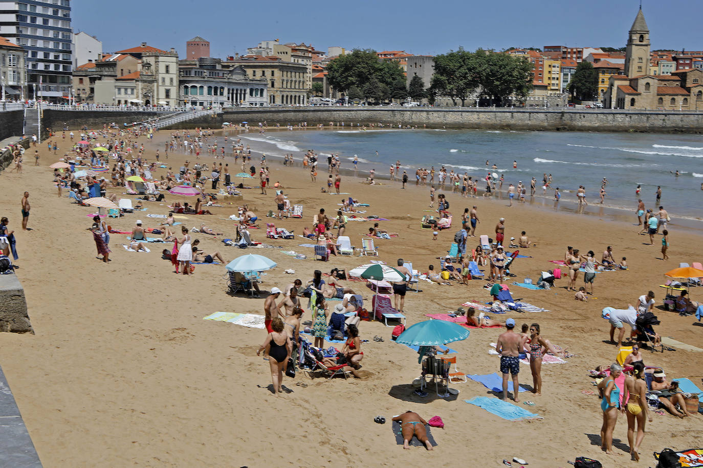 El calor que se ha instalado en la región ha llenado arenales y lugares turísticos de la región. Este clima favorable acompañará a los asturianos durante la próxima semana.