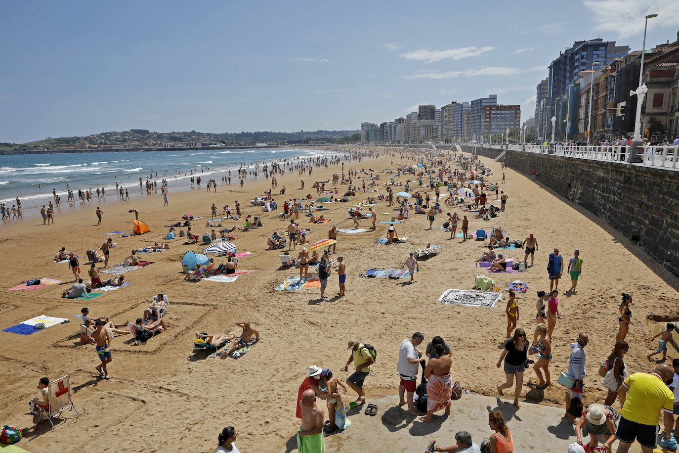 El calor que se ha instalado en la región ha llenado arenales y lugares turísticos de la región. Este clima favorable acompañará a los asturianos durante la próxima semana.