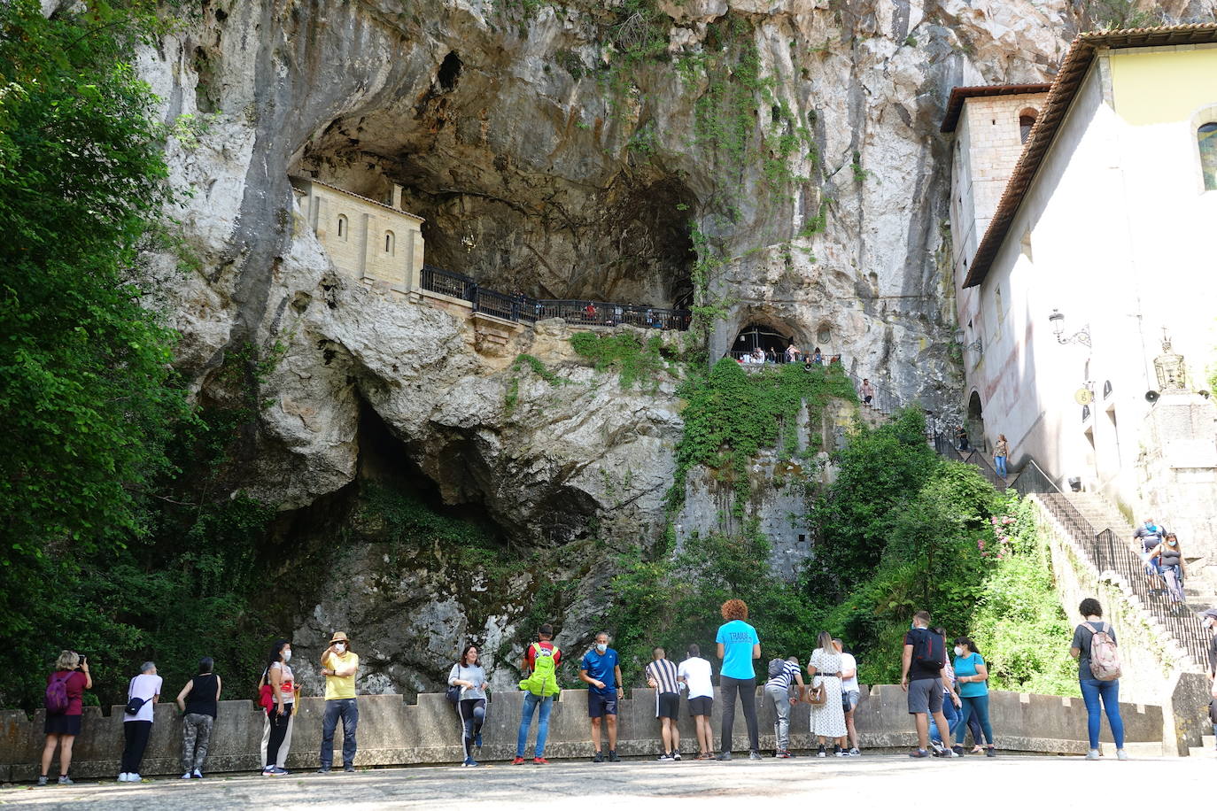 El calor que se ha instalado en la región ha llenado arenales y lugares turísticos de la región. Este clima favorable acompañará a los asturianos durante la próxima semana.