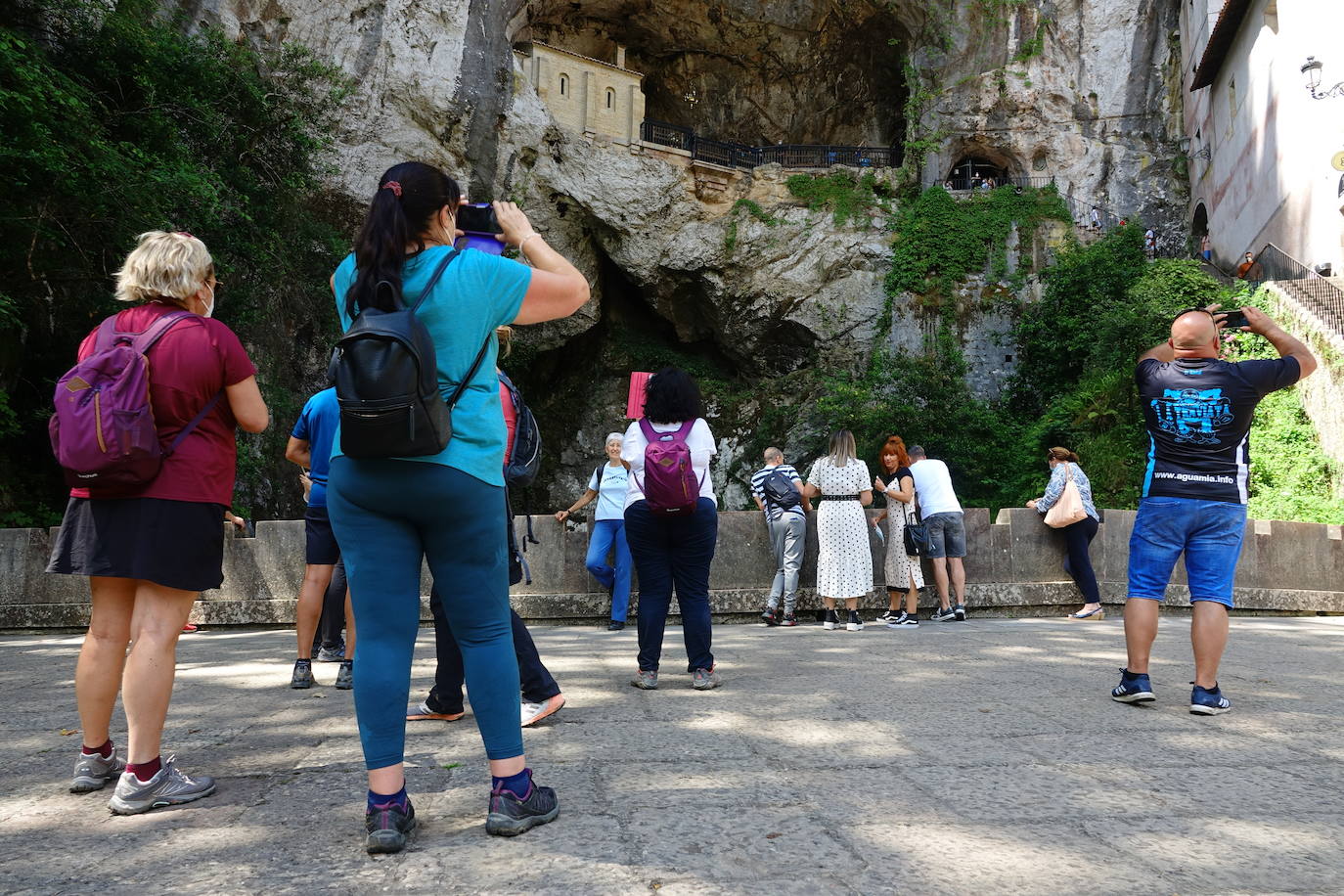 El calor que se ha instalado en la región ha llenado arenales y lugares turísticos de la región. Este clima favorable acompañará a los asturianos durante la próxima semana.