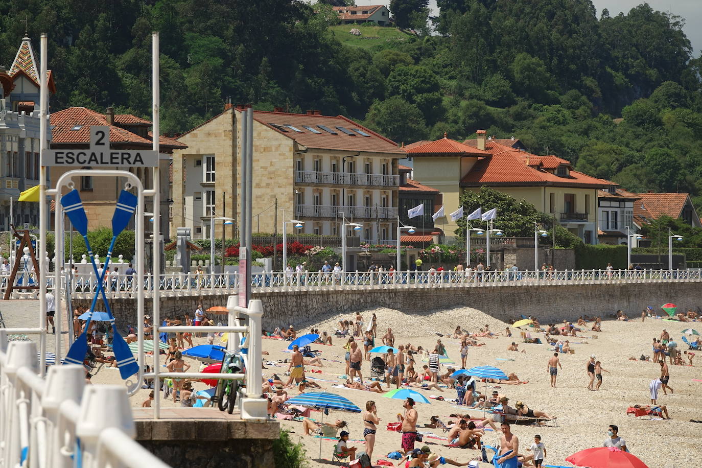El calor que se ha instalado en la región ha llenado arenales y lugares turísticos de la región. Este clima favorable acompañará a los asturianos durante la próxima semana.