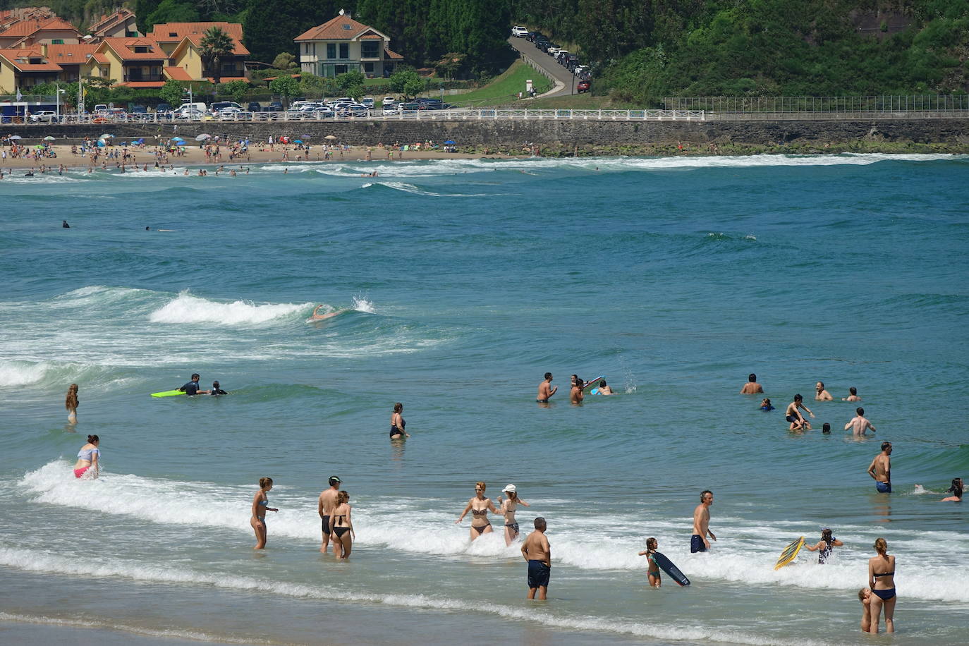 El calor que se ha instalado en la región ha llenado arenales y lugares turísticos de la región. Este clima favorable acompañará a los asturianos durante la próxima semana.