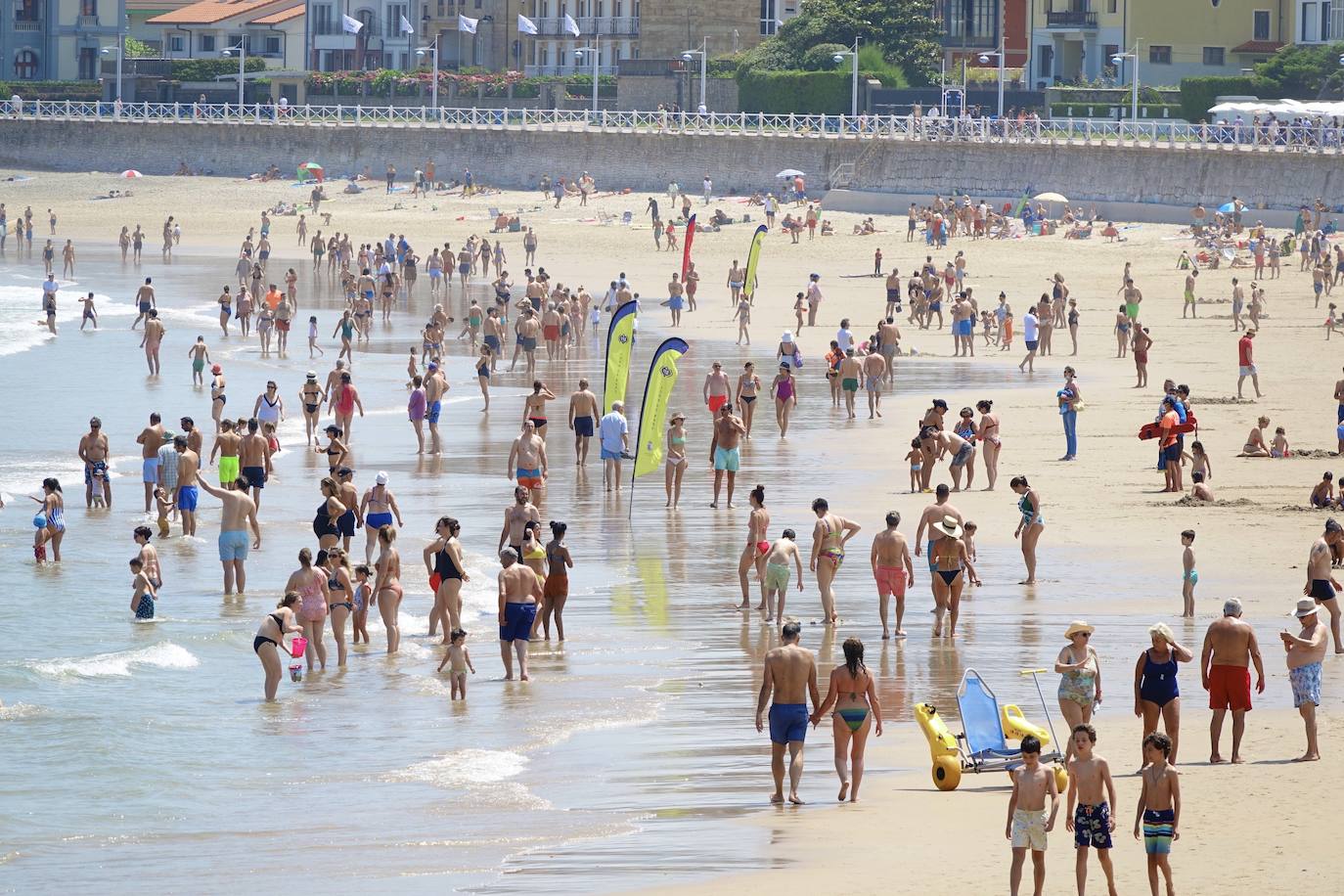 El calor que se ha instalado en la región ha llenado arenales y lugares turísticos de la región. Este clima favorable acompañará a los asturianos durante la próxima semana.