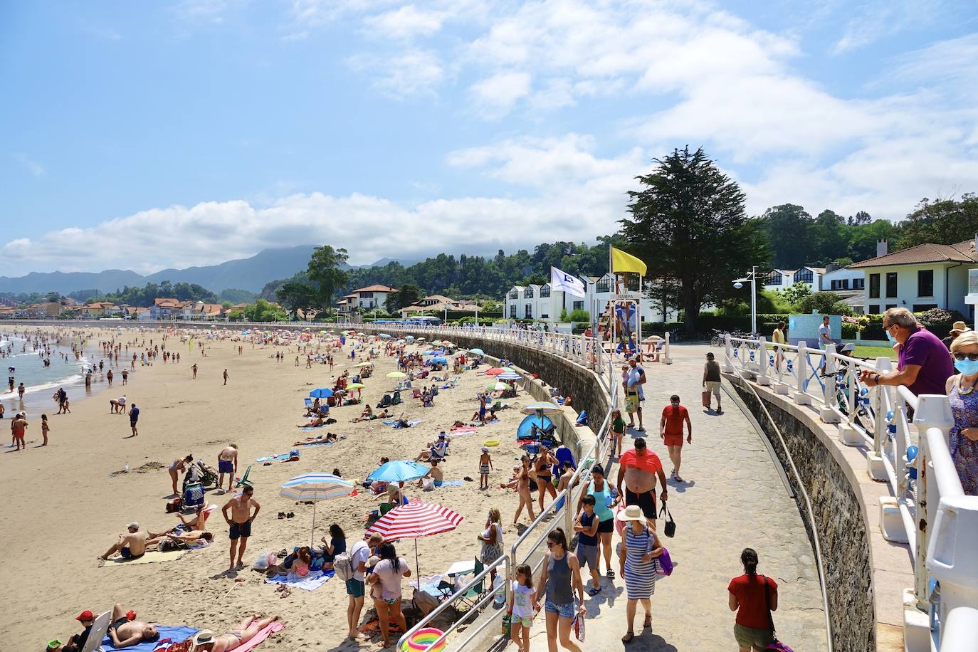 El calor que se ha instalado en la región ha llenado arenales y lugares turísticos de la región. Este clima favorable acompañará a los asturianos durante la próxima semana.